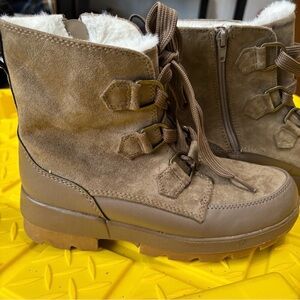 Steve Madden winter boots.   Faux Sherpa lined size 6